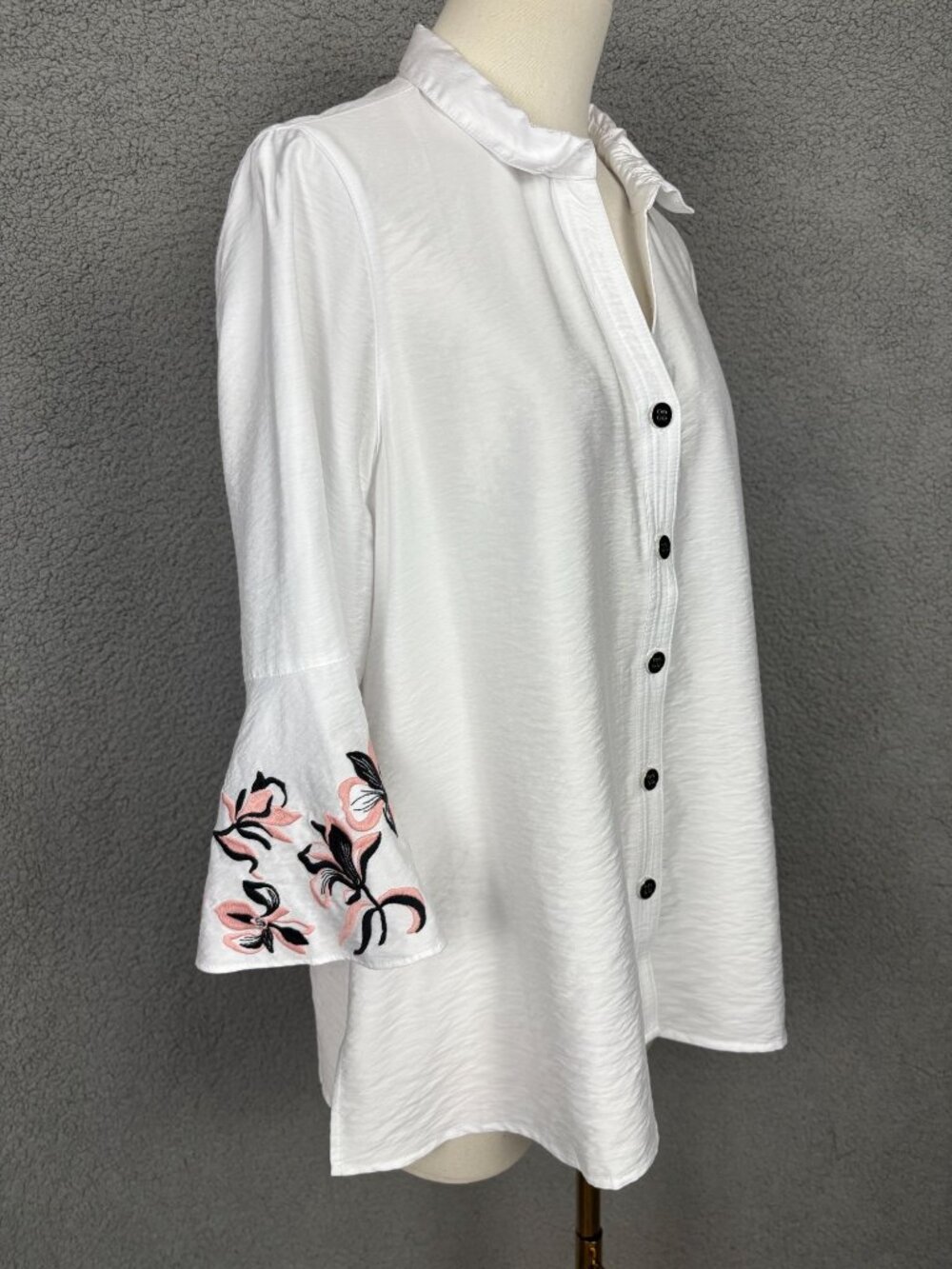 Multiples White Button-Up Blouse W/ Embroidered Floral Sleeves Size PM NWT's - Picture 3 of 8
